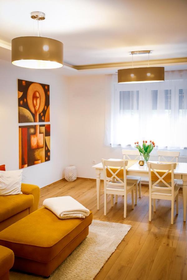 Cozy Apartment In The Downtown Gyor Exterior photo